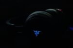 Gros plan d’un ancien casque Razer Kraken noir et de son emblème lumineux