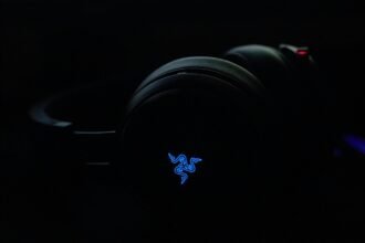 Gros plan d’un ancien casque Razer Kraken noir et de son emblème lumineux