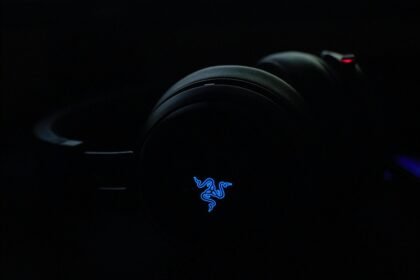 Gros plan d’un ancien casque Razer Kraken noir et de son emblème lumineux