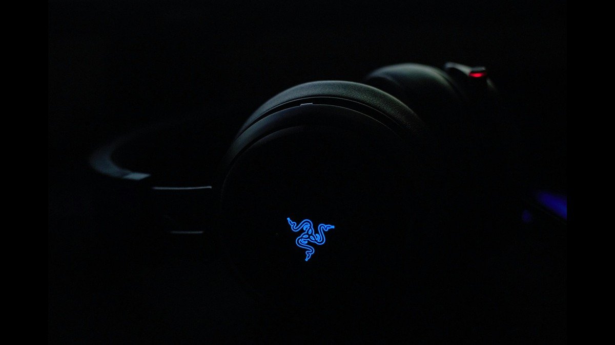 Gros plan d’un ancien casque Razer Kraken noir et de son emblème lumineux
