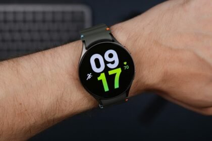 Samsung Galaxy Watch7 au poignet, image d’illustration de Samsung Health.