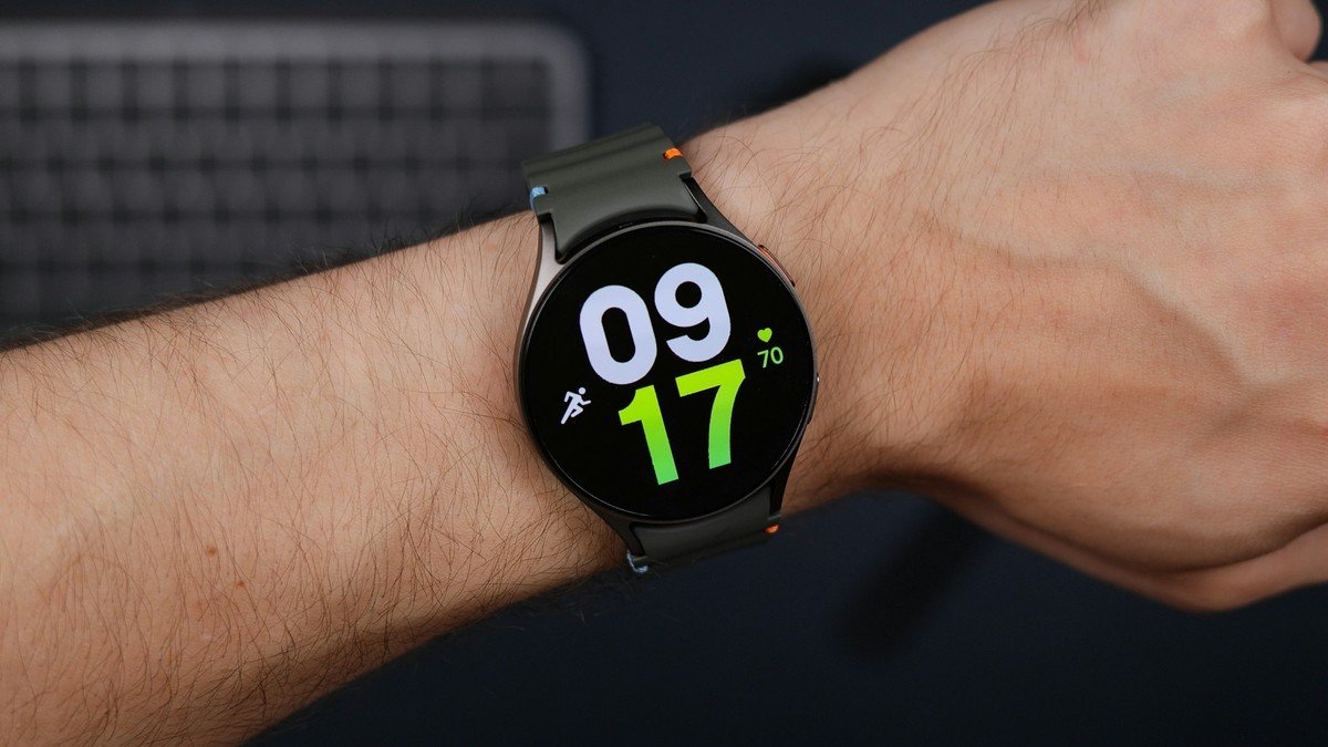 Samsung Galaxy Watch7 au poignet, image d’illustration de Samsung Health.