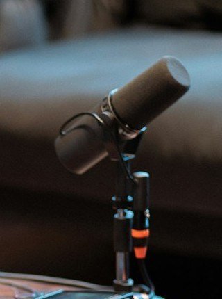 Microphone de bureau sur son pied, utilisé comme illustration et différent du Sony ECM-W5.