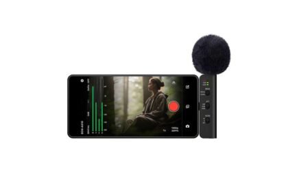 Microphone Sony ECM-AX10 avec bonnette branché sur un smartphone