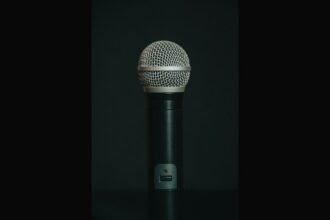Microphone à main sur fond sombre, illustration du son ; il ne s’agit pas du Sony ECM-W5.