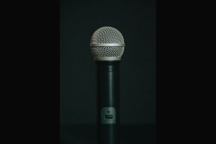 Microphone à main sur fond sombre, illustration du son ; il ne s’agit pas du Sony ECM-W5.