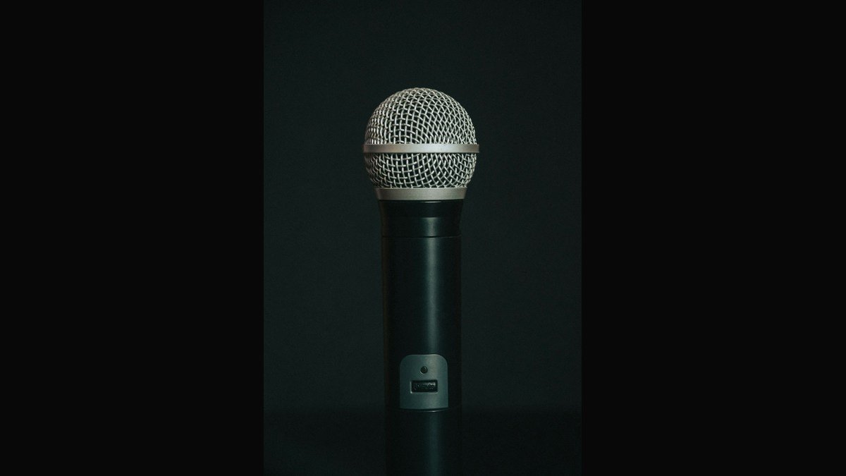 Microphone à main sur fond sombre, illustration du son ; il ne s’agit pas du Sony ECM-W5.
