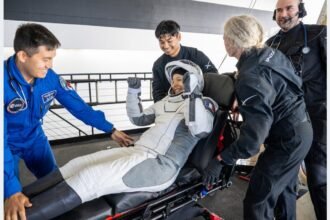 Sophie Adenot sourit après sa sortie de la capsule Dragon, le 8 octobre 2026