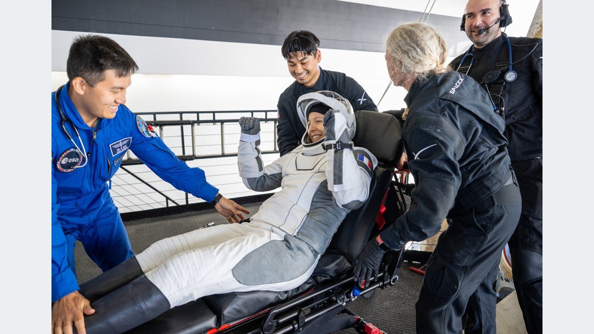 Sophie Adenot sourit après sa sortie de la capsule Dragon, le 8 octobre 2026