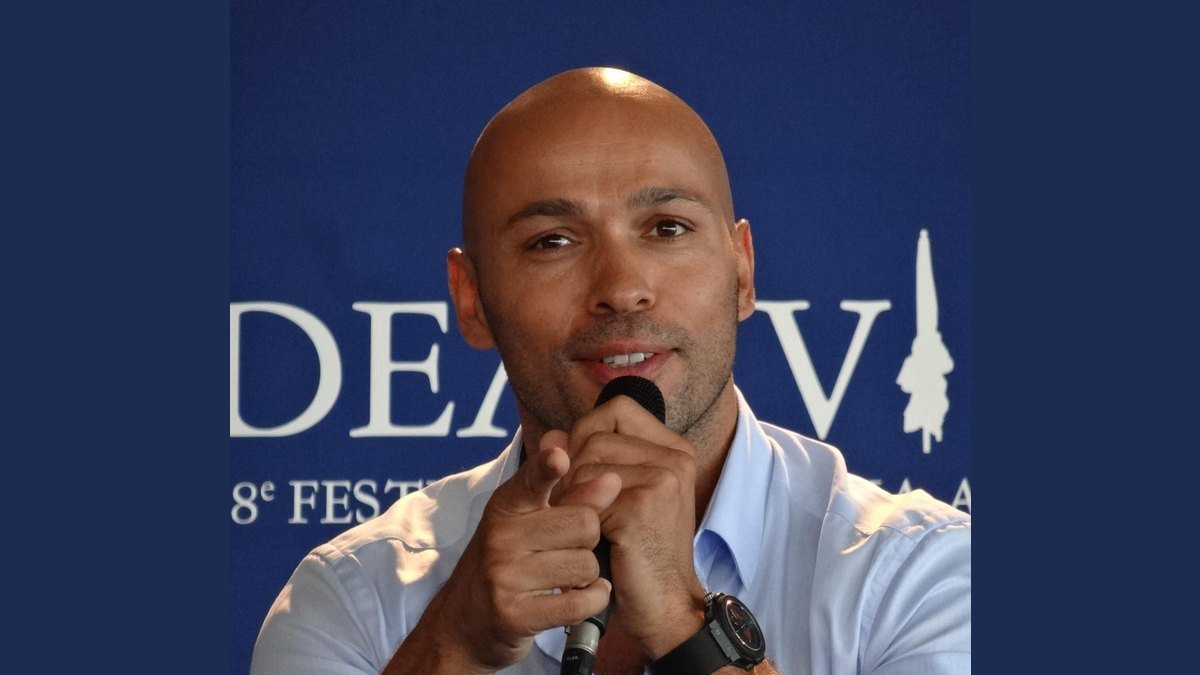 Éric Judor tenant un microphone au Festival de Deauville en septembre 2012