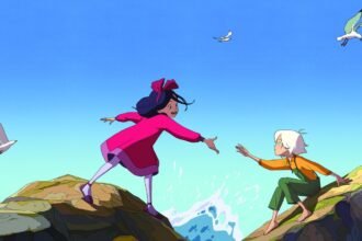 Deux personnages du film d’animation Le Mystère Lucy Lost se tendent la main sur des rochers