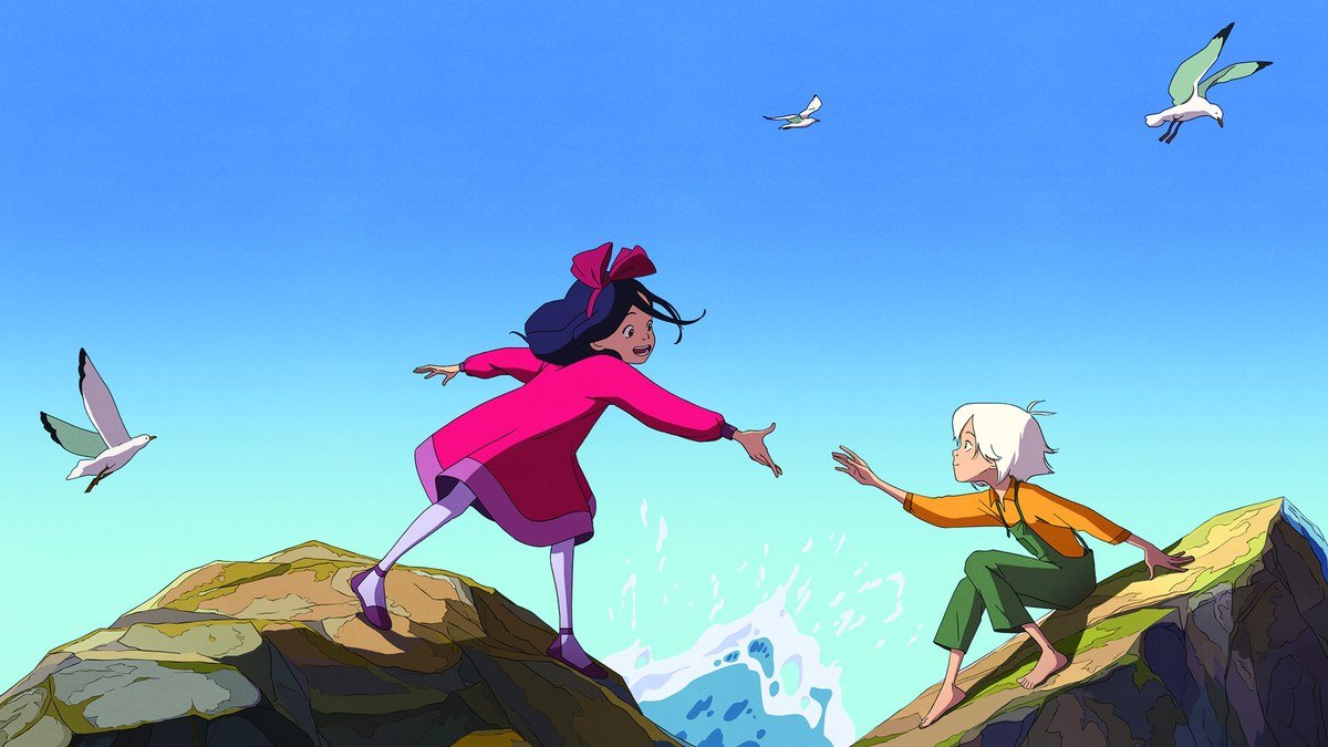Deux personnages du film d’animation Le Mystère Lucy Lost se tendent la main sur des rochers