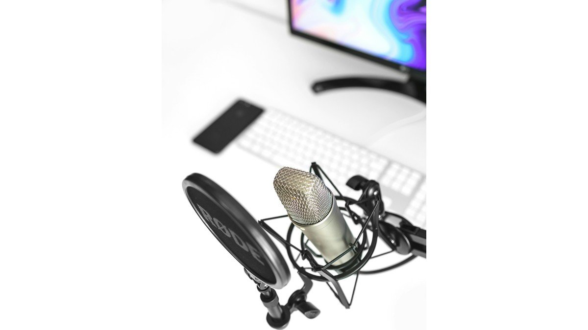 Microphone de studio et filtre anti-pop devant un ordinateur