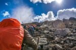 Randonneurs avec des sacs à dos sur un sentier de montagne rocheux