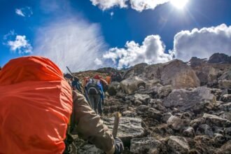 Randonneurs avec des sacs à dos sur un sentier de montagne rocheux
