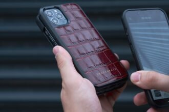 Une personne tient deux smartphones côte à côte