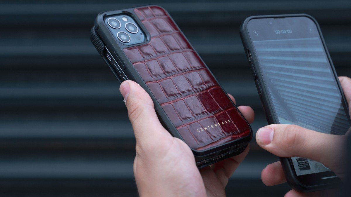 Une personne tient deux smartphones côte à côte