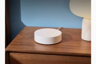 Répéteur Wi-Fi Free posé sur un meuble dans un logement