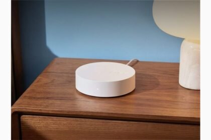 Répéteur Wi-Fi Free posé sur un meuble dans un logement
