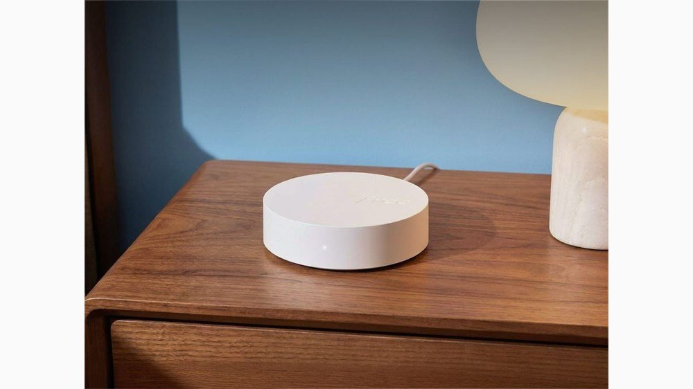 Répéteur Wi-Fi Free posé sur un meuble dans un logement